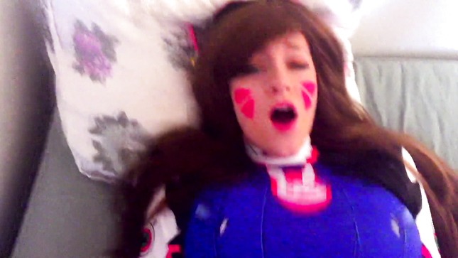 Косплей без границ: страсть сквозь разорванный костюм