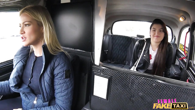 Лесбийский секс в такси