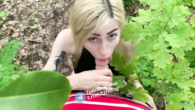 Силиконовая блондинка сосет член на свежем воздухе