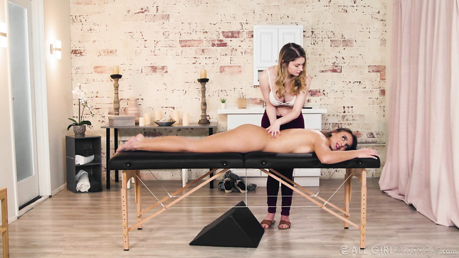 Gia Derza насладилась массажем и чувственным куни