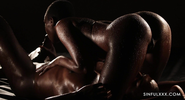 Мокрая негритянка наслаждается массажем и сексом