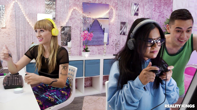 Пацан отымел горячую стримершу за спиной у подруги