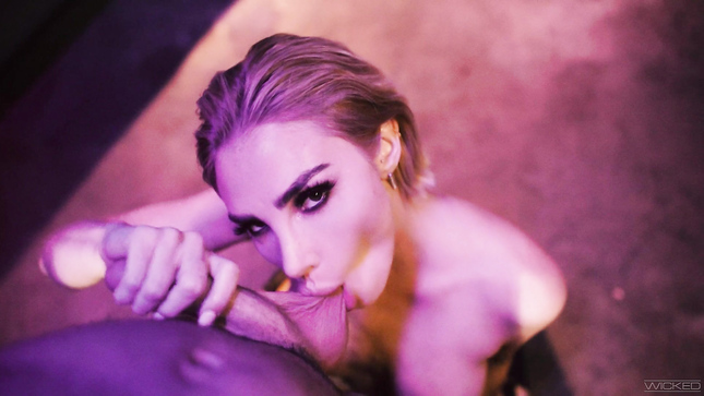 Страстный секс с силиконовой блондиночкой