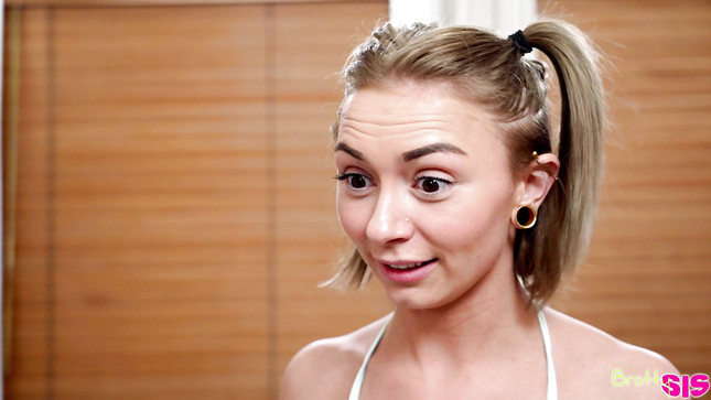 Сводный брат доводит красивую Chloe Temple до оргазма