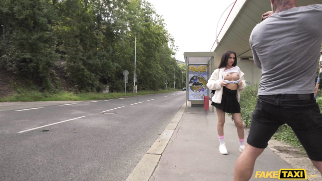 Пассажирки из нарезки трахаются в такси и на свежем воздухе