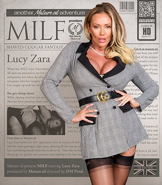 Опытная модель в чулках мастурбирует киску