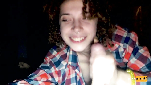 Кудрявая развратница качественно заглатывает член