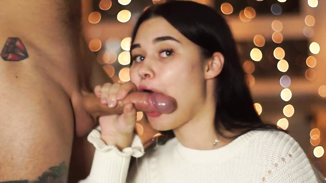 Малышка в кофточке сосет член в Новогоднюю ночь