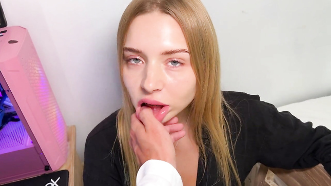 Геймерша забила на комп и набросилась на стоячий член