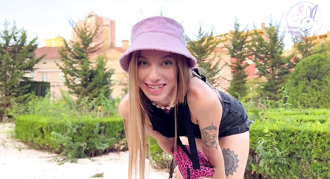 Сексапильная крошка отсосала в парке