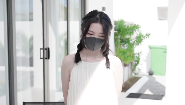 Скромная девчонка в кружевном белье дает в пилотку