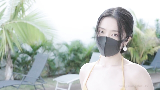 Красотка в маске получает член в бритую киску