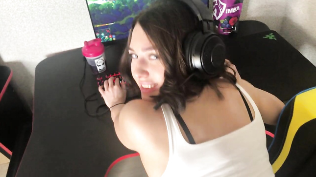 Honey Sasha в наушниках получает трах в киску