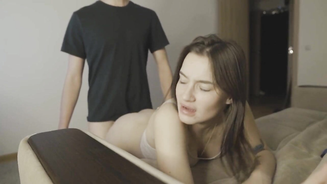 Сосед расслабляет горячую и миленькую Personal Life