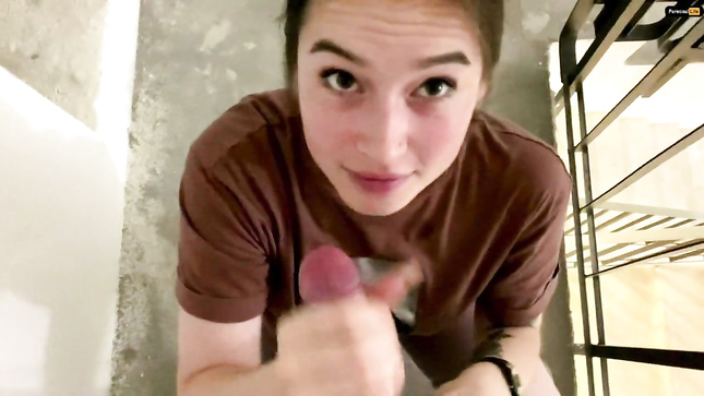 Глазастая россиянка сосет член в подъезде