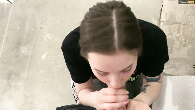 Personal Life повелась на уговоры и отсосала в подъезде