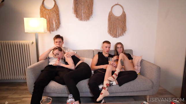 Lis Evans трахается с парнем на глазах у парочки друзей