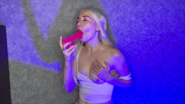 Блондиночка практикуется в минете на розовом дилдо