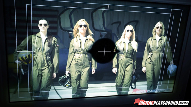 Футболистки в тройничке в душе