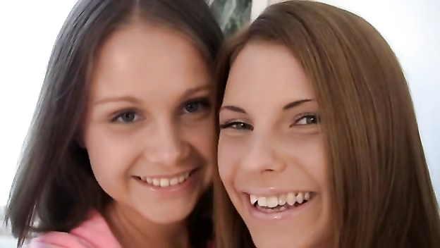 Две похотливые лесбиянки: страпон в анальной неге