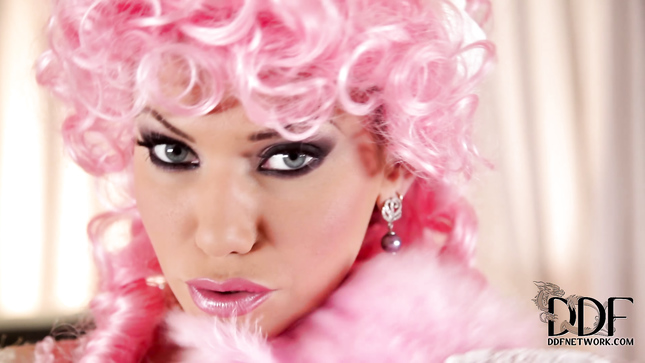 Розовая шалунья: страсть и мастурбация в чулках