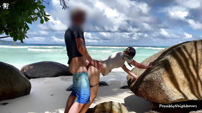 Пляжный трах с крошками на природе