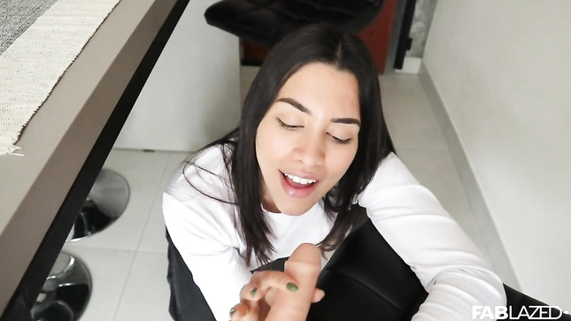 Секретарша сосет дилдо в офисе