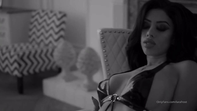 Латексная обольстительница: грудь и попка в плену страсти