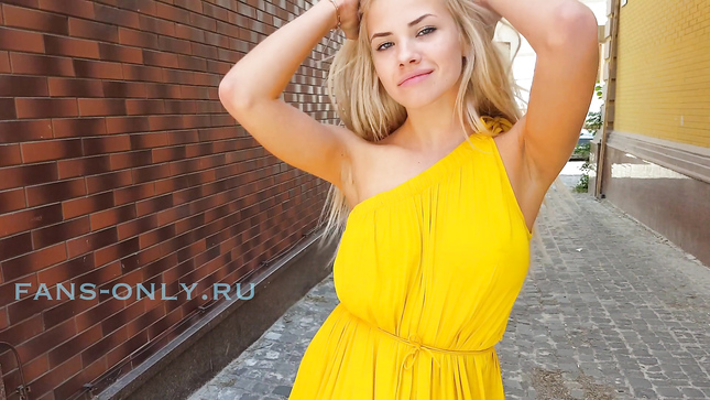 Горячая блондиночка: откровенный стриптиз на улице