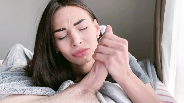 Милашка испачкала личико спермой