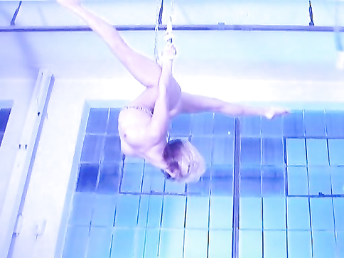 Эротика с голой акробаткой в воздухе
