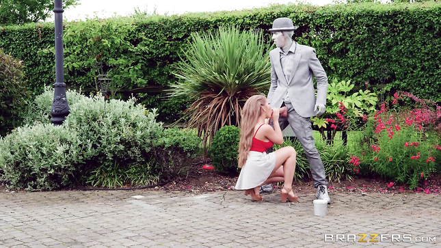 Сучка трахается в парке