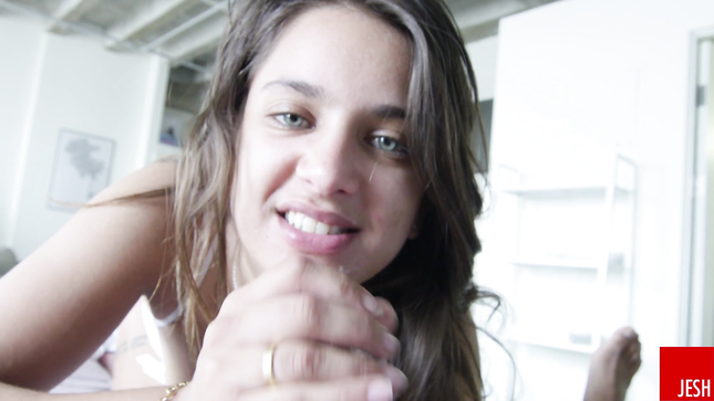 Юная студентка жадно балует зрелого страстным минетом