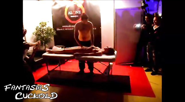 Модель наслаждается массажем и мастурбацией на глазах у зрителей