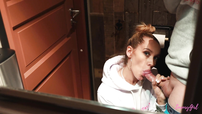 Крошка сосет и угощается спермой в туалете